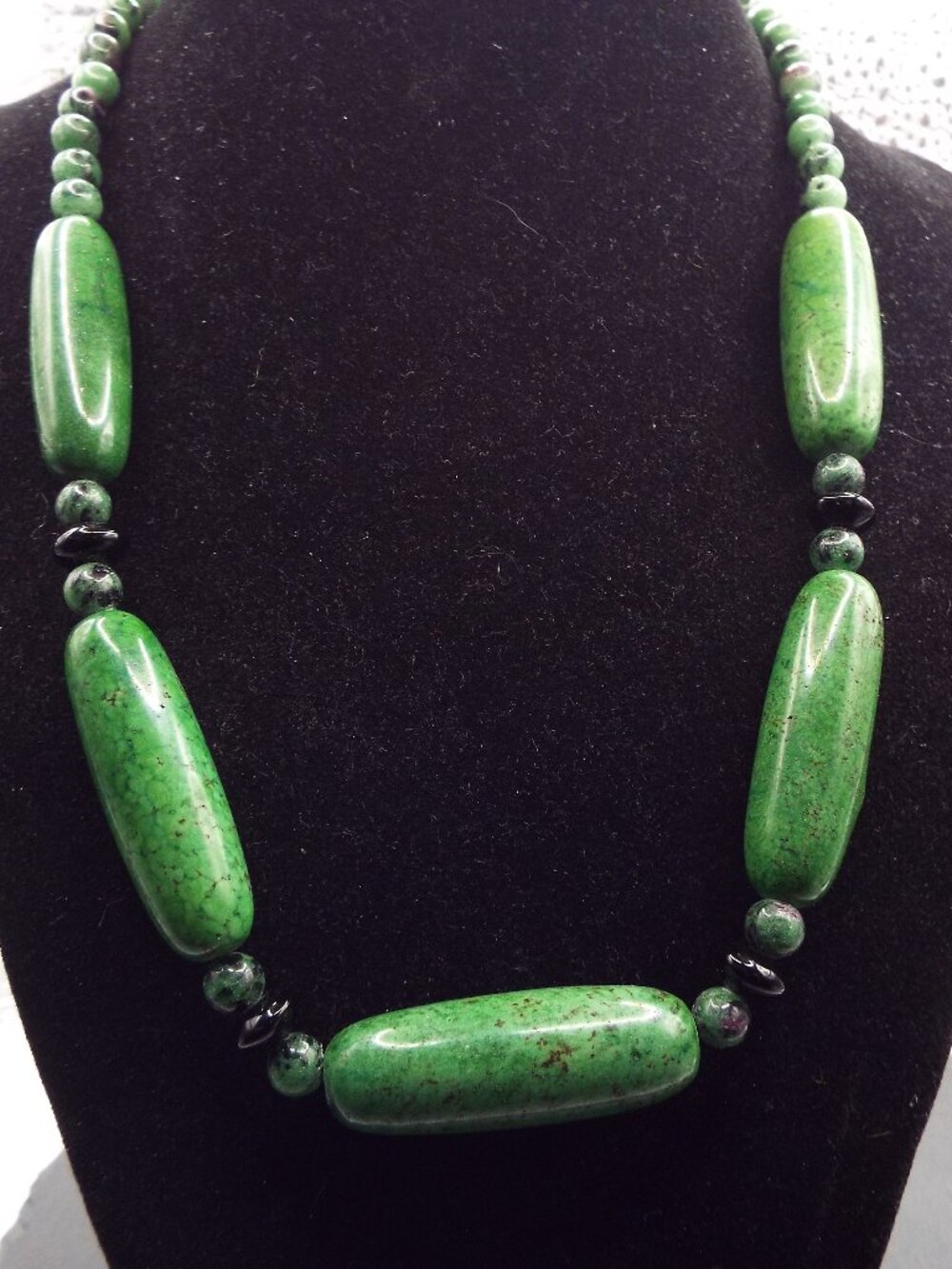 HIGH GRADE GREEN HUBEI TURQUOISE ELLIPITICAL TUBE BEADS & JET STONES NECKLACE M